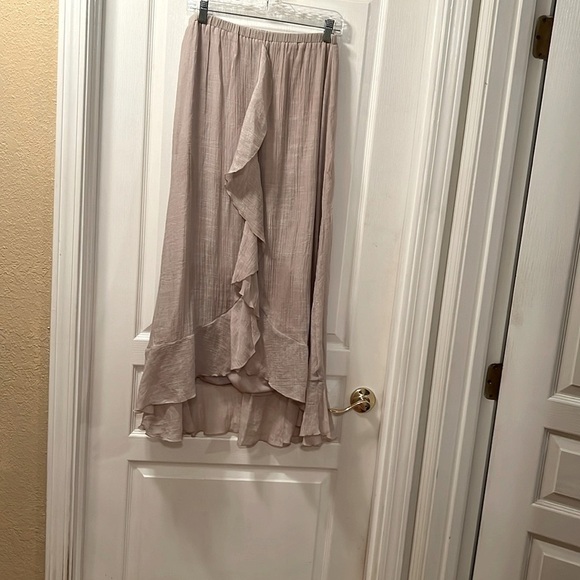 Feminine, Comfortable, versatile, soft and flowy lined skirt size M - Picture 1 of 6